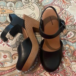 NEw Black wooden heel clogs